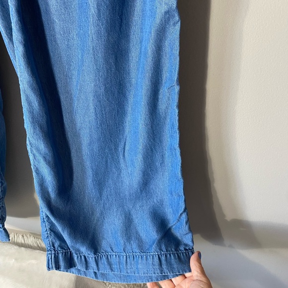 Ann Taylor Boho Wide Leg Jeans Pants
Size 2
Pockets front and back - Picture 2 of 6